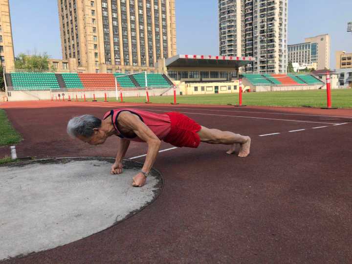 82岁的赤脚大仙内外兼修58年依然坚守在田径场