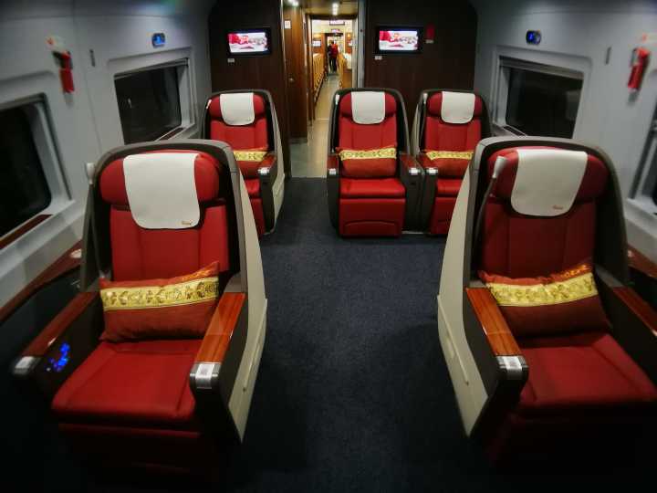 与以往和谐号相比,明显感到座位间距增宽,"复兴号"二等座座位间距扩大