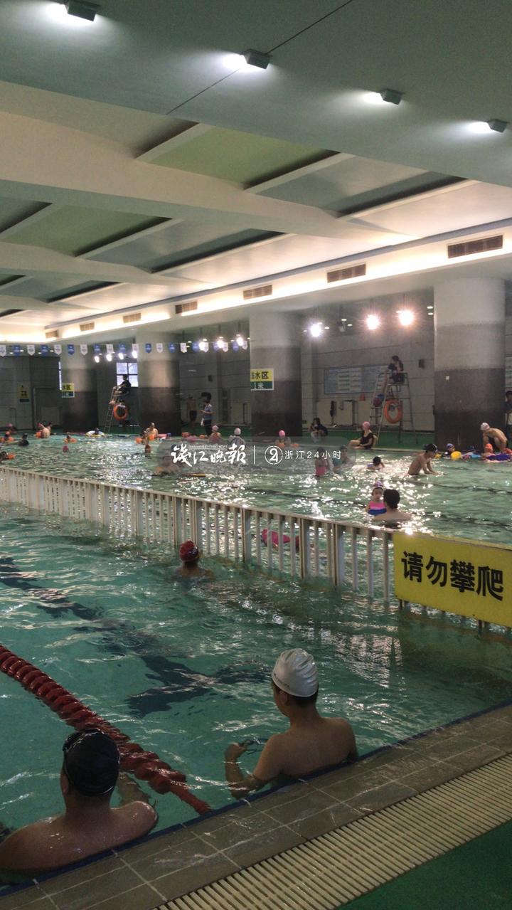 人真的太多了杭州这个游泳馆发布流量预警其他游泳馆还有稍微空点的