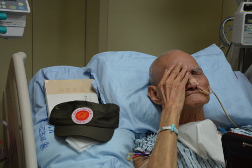 ICU住院最长的抗战老兵去世，护士自发制作相册，记录下他生命最后四年