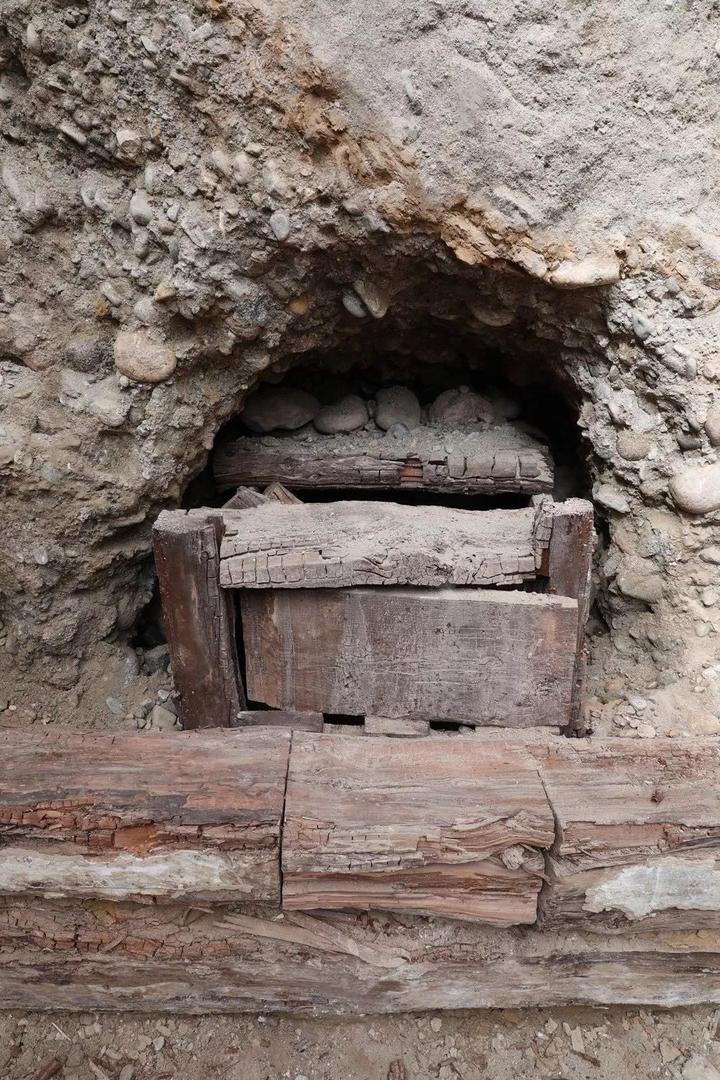 首次发现藏在墓葬暗格里的鎏金王冠青海这一重大考古发现太震撼了